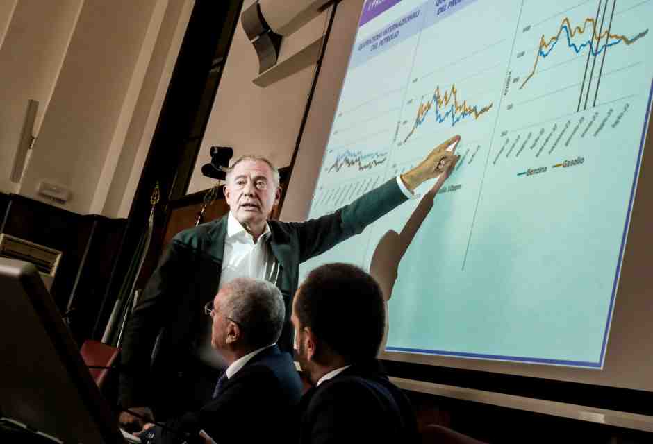 Urso e l'inutilità del tabellone alla pompa contro il "caro carburante"