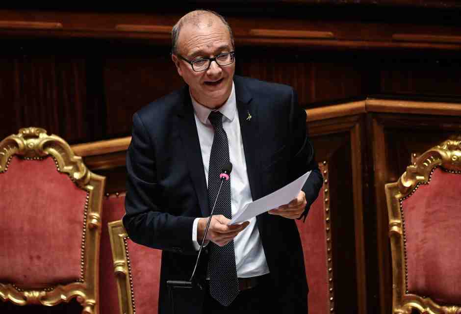 Valditara sulla sicurezza: "Ipotesi polizia nelle scuole più a rischio"