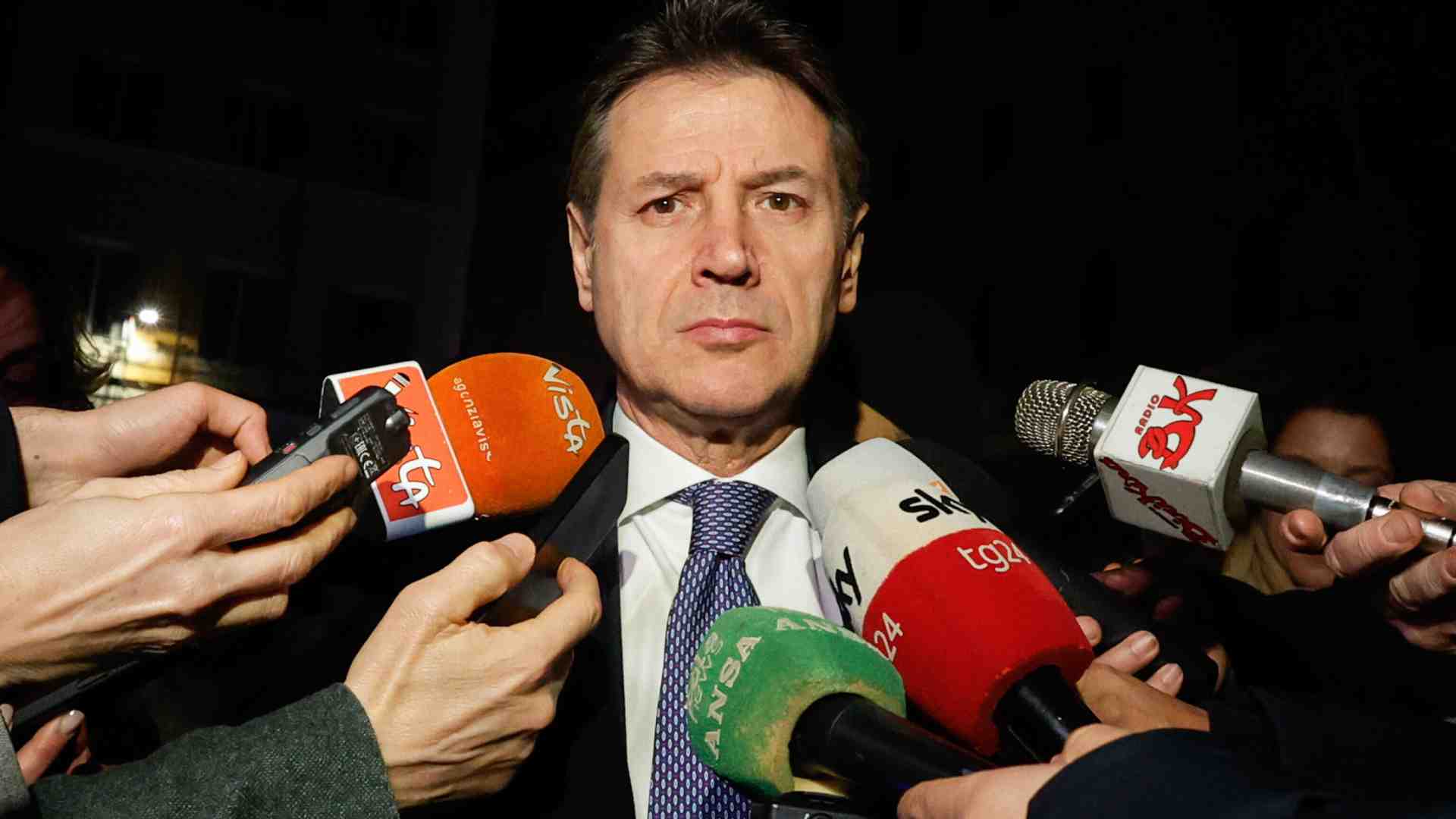 Il flop del convegno pacifista tra disertori e sparate. E Conte arriva alla fine