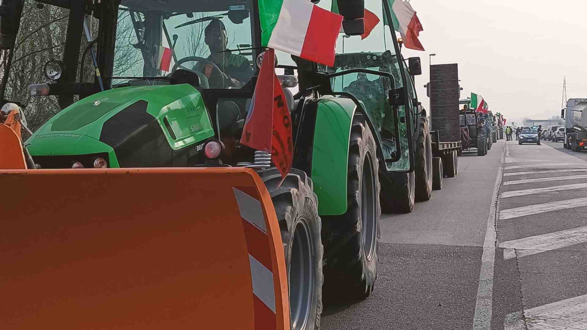 Trattori e rettori: gara Meloni-Salvini per gli agricoltori, stop di Bernini agli atenei online