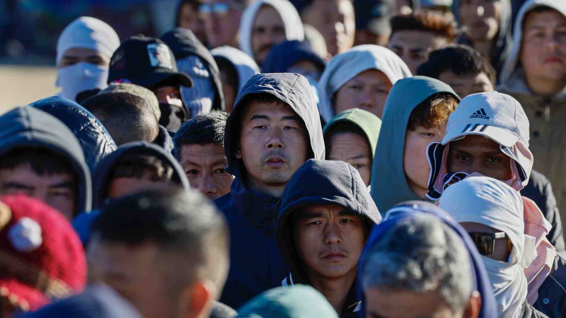 Sempre più cinesi passano il confine con l'America illegalmente. Motivi e complotti