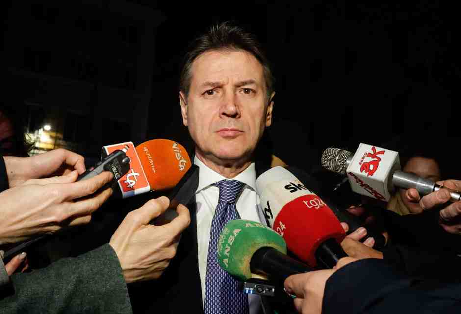 Il flop del convegno pacifista tra disertori e sparate. E Conte arriva alla fine