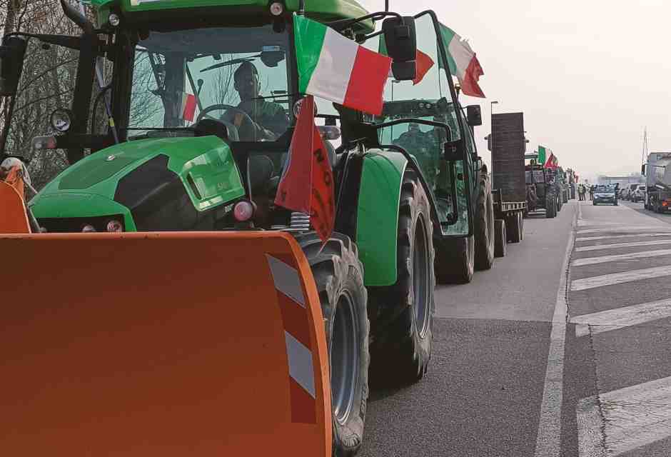 Trattori e rettori: gara Meloni-Salvini per gli agricoltori, stop di Bernini agli atenei online