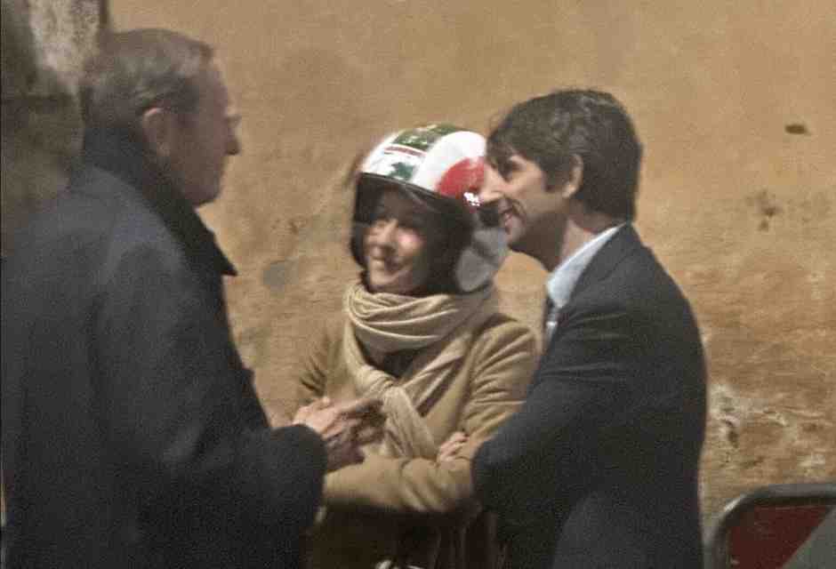 Il capannello Arianna Meloni-Donzelli-Fini. L'ex leader: "Adesso tocca a loro"