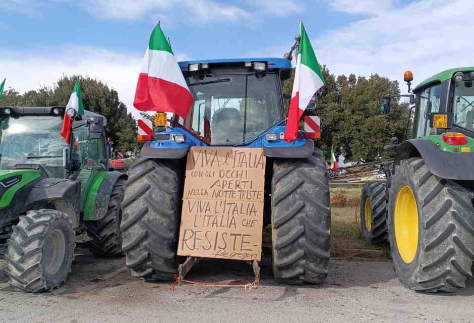 La sua constituency borbotta, ma la destra finge di stare all’opposizione