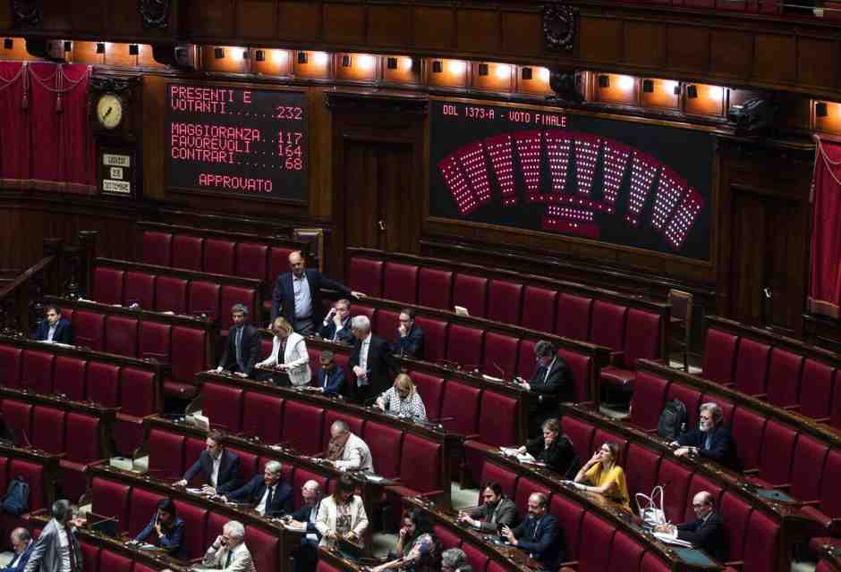 Armi a Kyiv, la Camera delibera il via libera definitivo. Nel Pd in quattro non votano