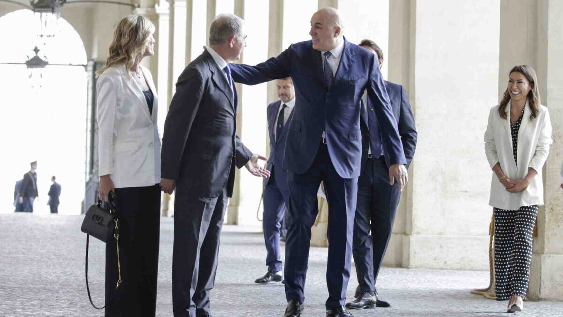 I direttori del Giornale e del Tempo contro Urso e Crosetto: "Perché ci querelate?"