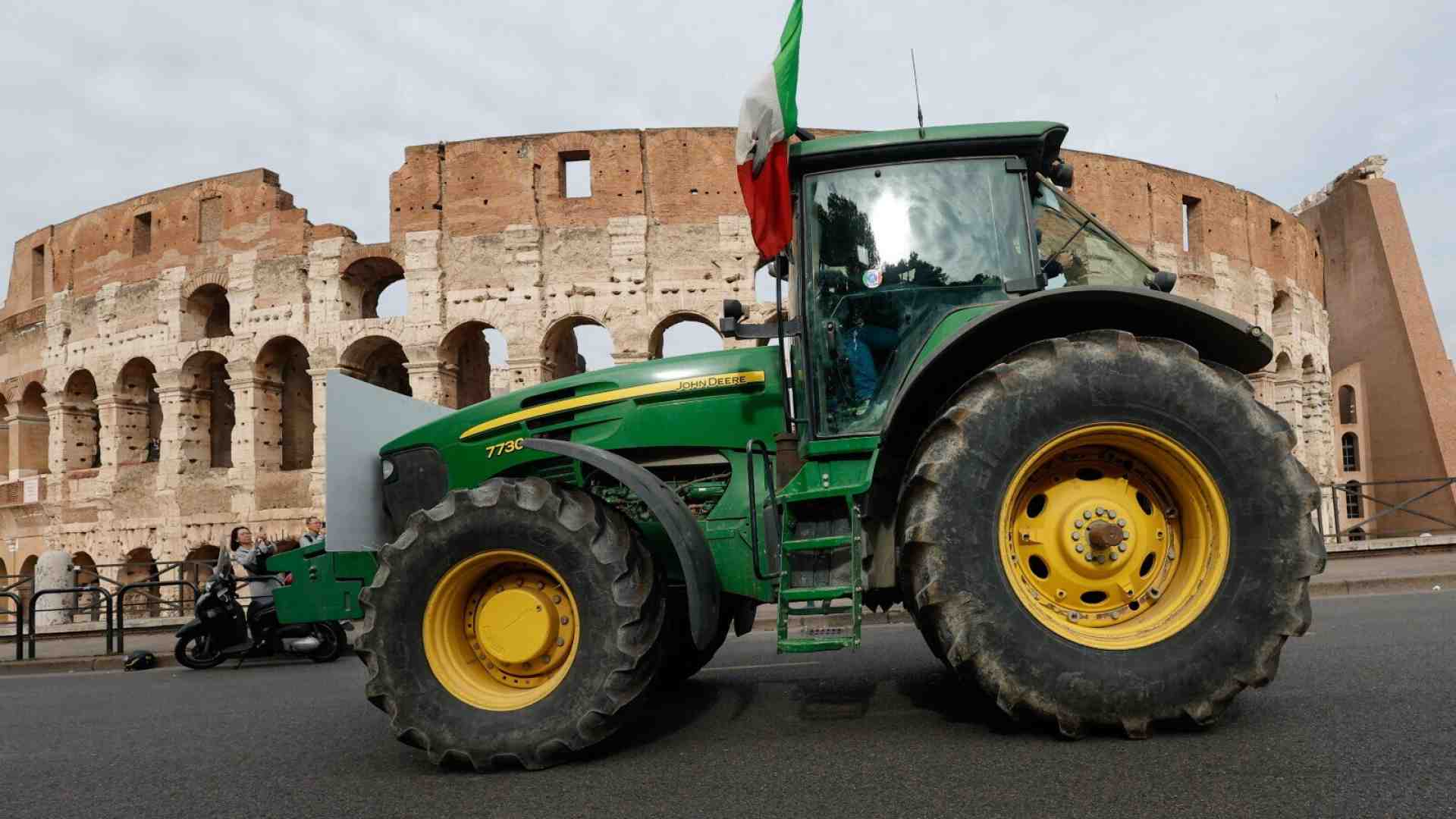 Meloni e i suoi ministri vedono gli agricoltori a Palazzo Chigi: "Via l'irpef per i redditi più bassi"
