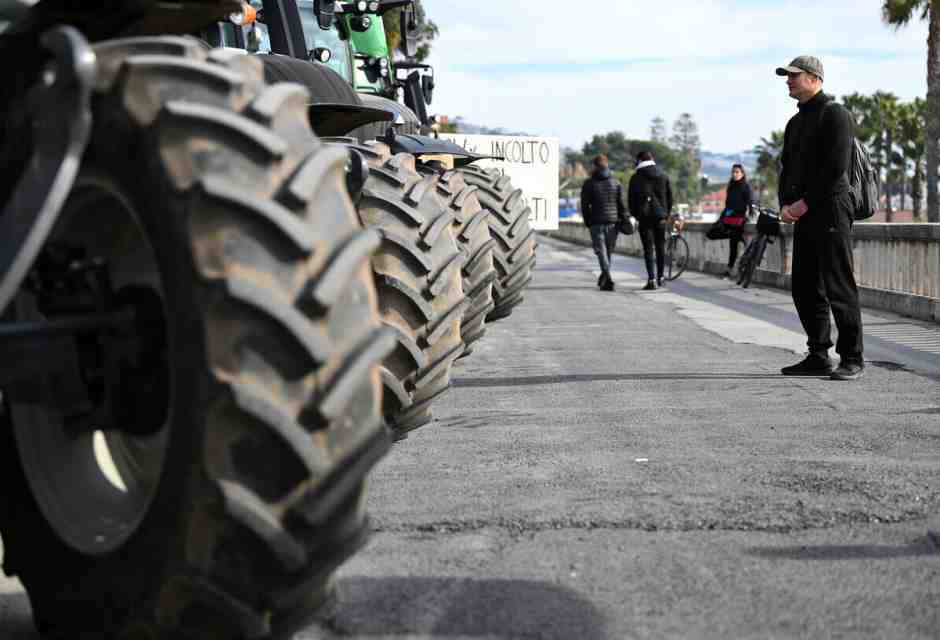 Trattori a Sanremo. Lo show delle proteste degli agricoltori