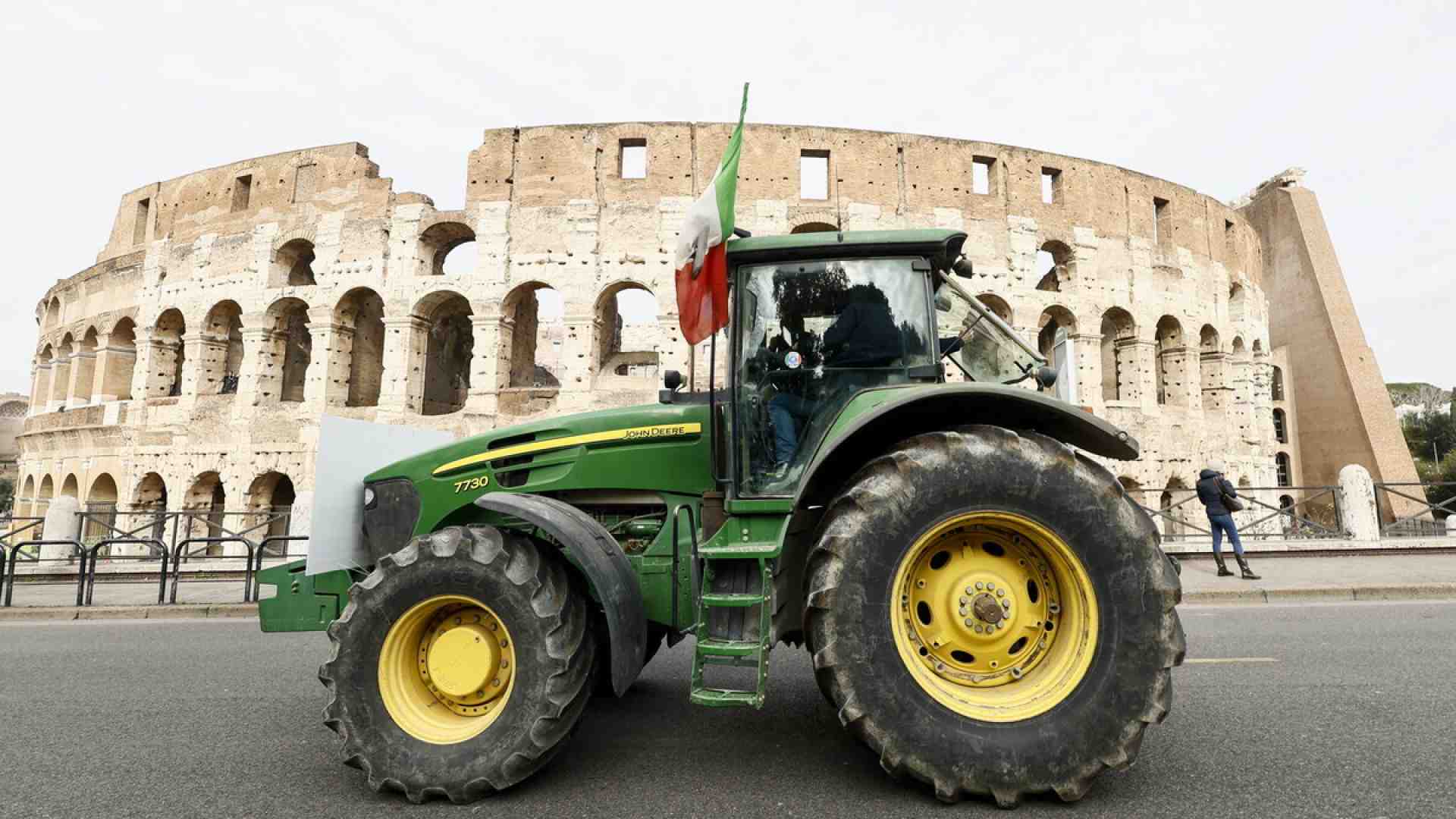 Meloni promette "no Irpef" agli agricoltori, ma Salvini la supera: prezzi di stato per i prodotti, alla Marx