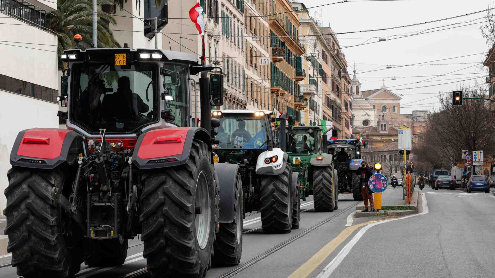 Quando passa un trattore, giù il cappello