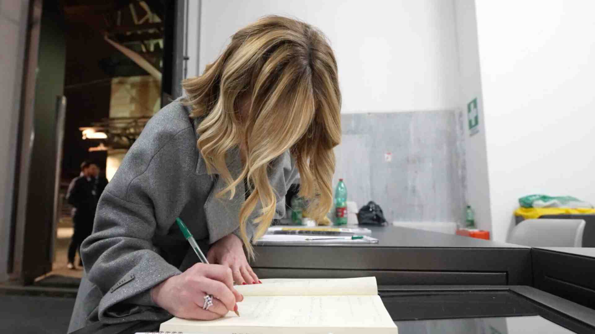 Meloni da Berlinguer. Sposetti: “La premier è politica”. E lei tra i padiglioni: fu una stagione importante