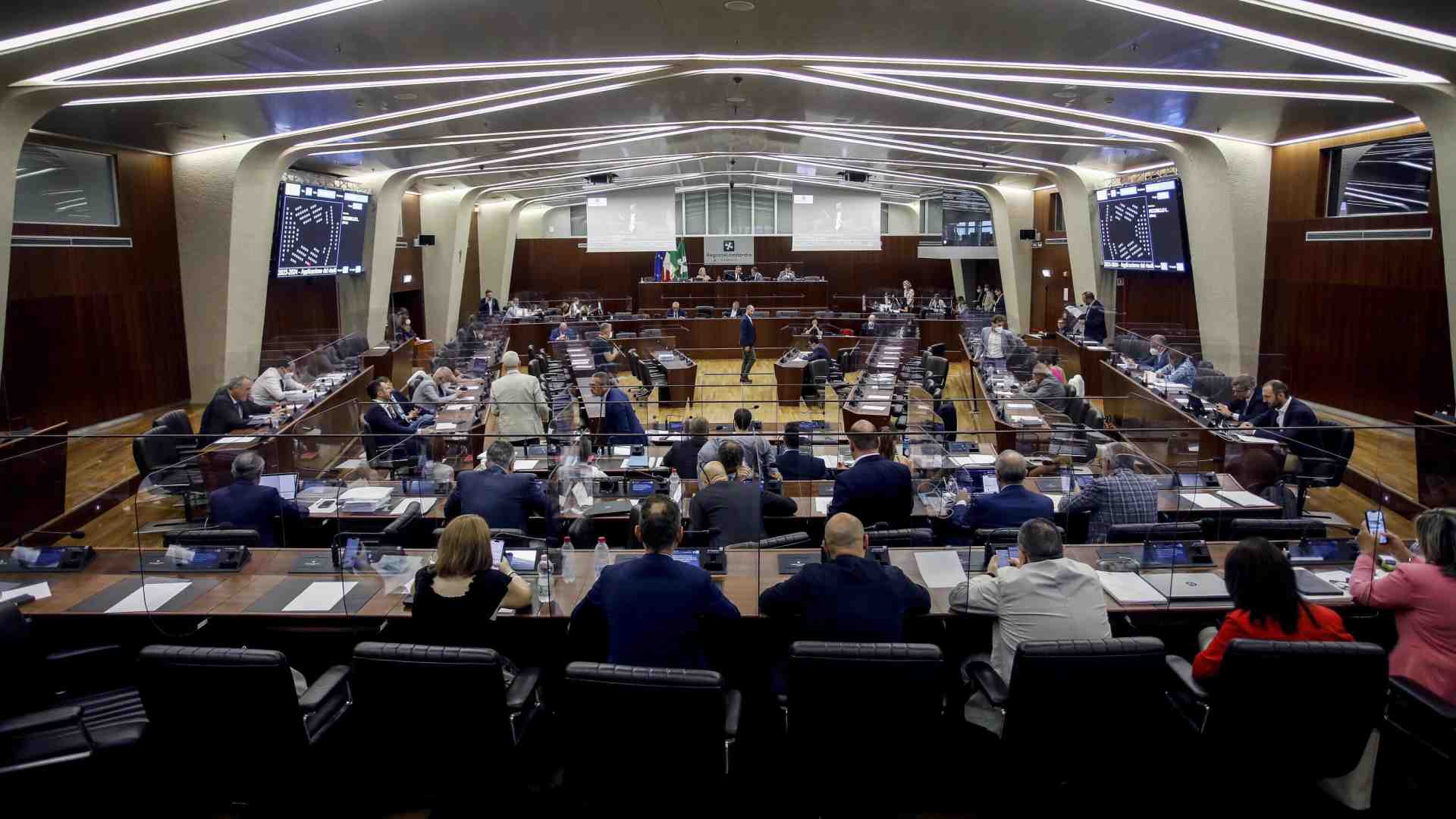 Che si fa nel Consiglio regionale della Lombardia? Niente. Il km zero delle leggi