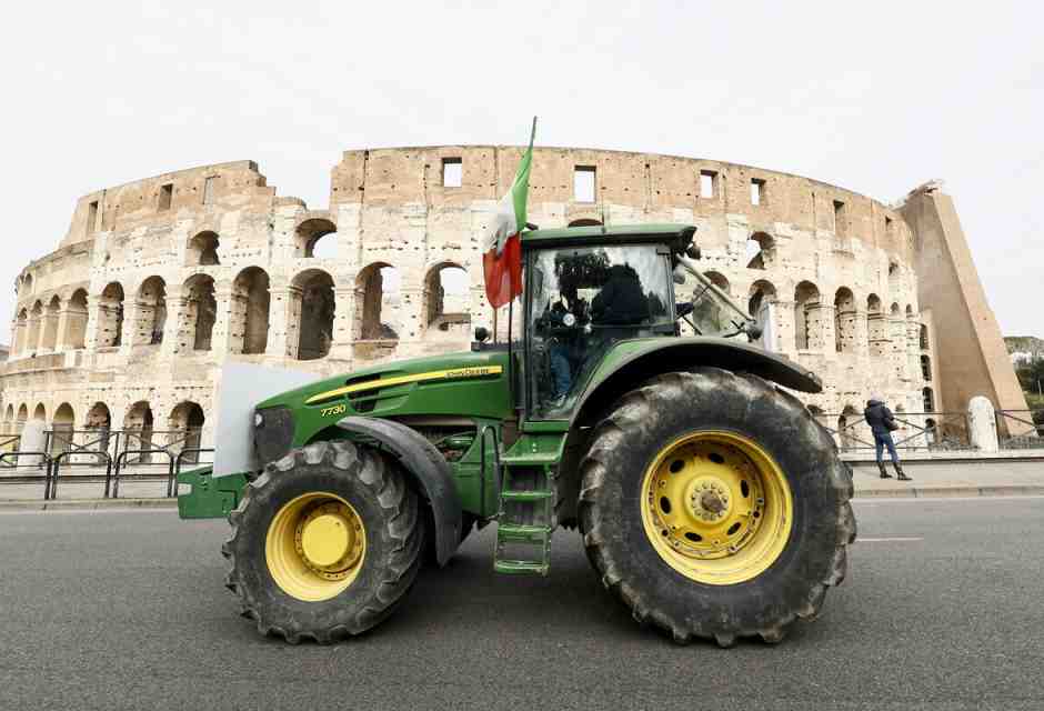 Meloni promette "no Irpef" agli agricoltori, ma Salvini la supera: prezzi di stato per i prodotti, alla Marx