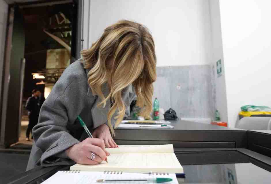 Meloni da Berlinguer. Sposetti: “La premier è politica”. E lei tra i padiglioni: fu una stagione importante