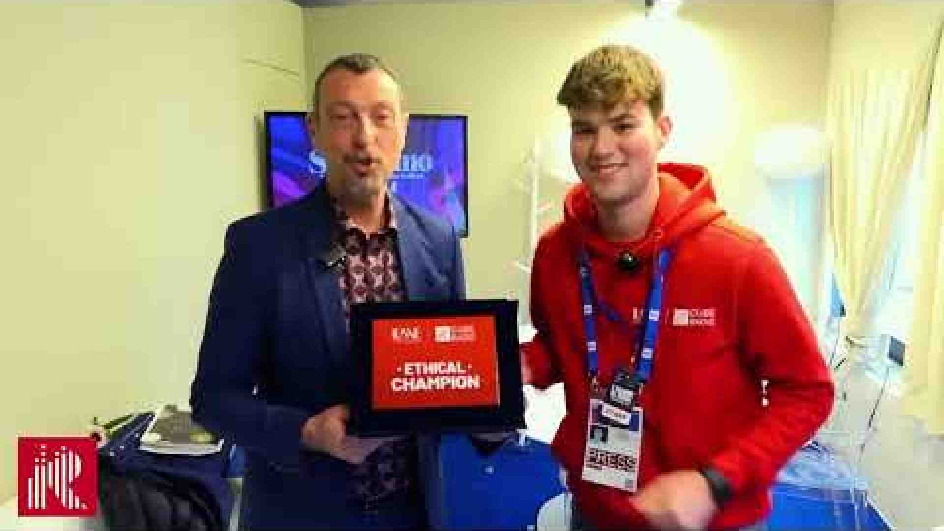 Studenti ateneo salesiano di Venezia consegnano premio etico a Amadeus