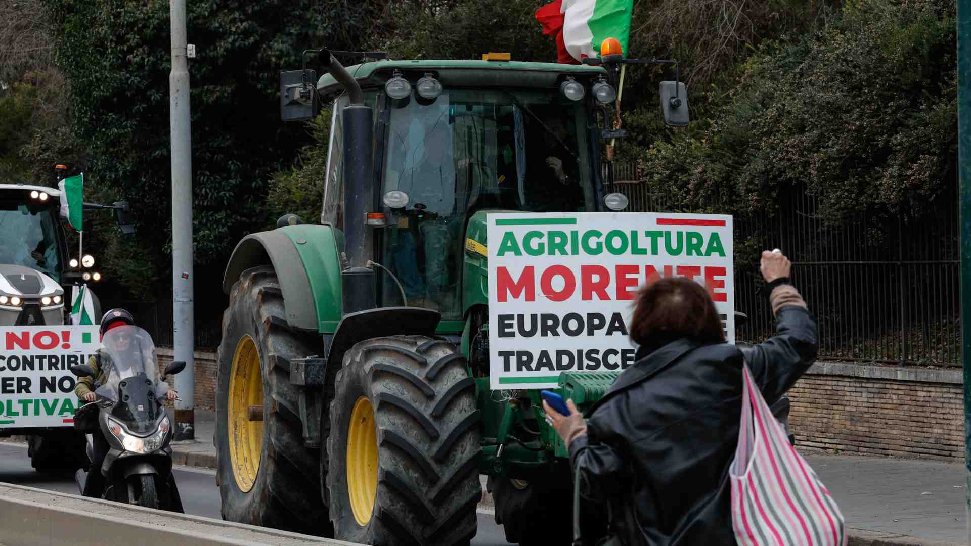 Gli agricoltori da Lollobrigida: "Incontro positivo". Tajani: "No a false promesse"