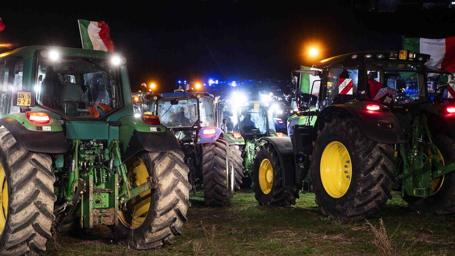 Oltre i trattori. La terza via agricola di Massimo Carlotti