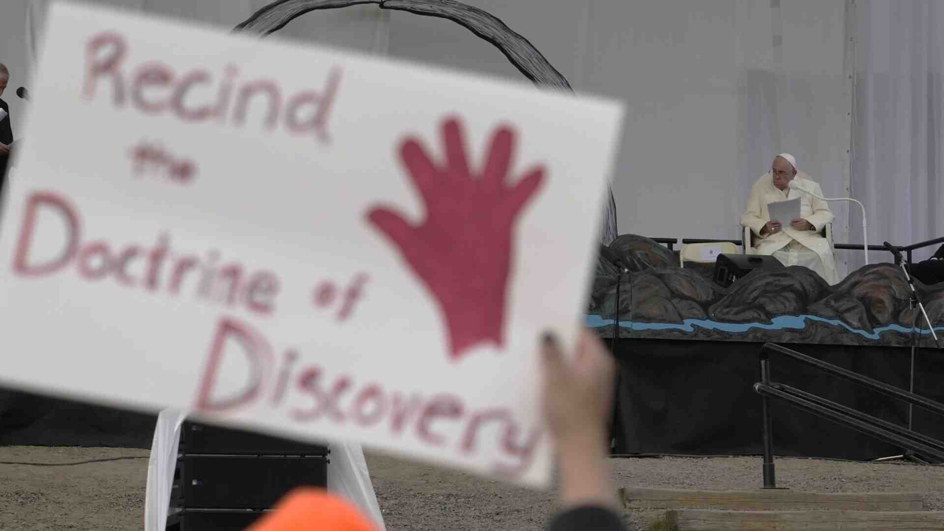 "215 bambini sepolti in una chiesa cattolica canadese". Dopo due anni, non è stato trovato neanche un osso