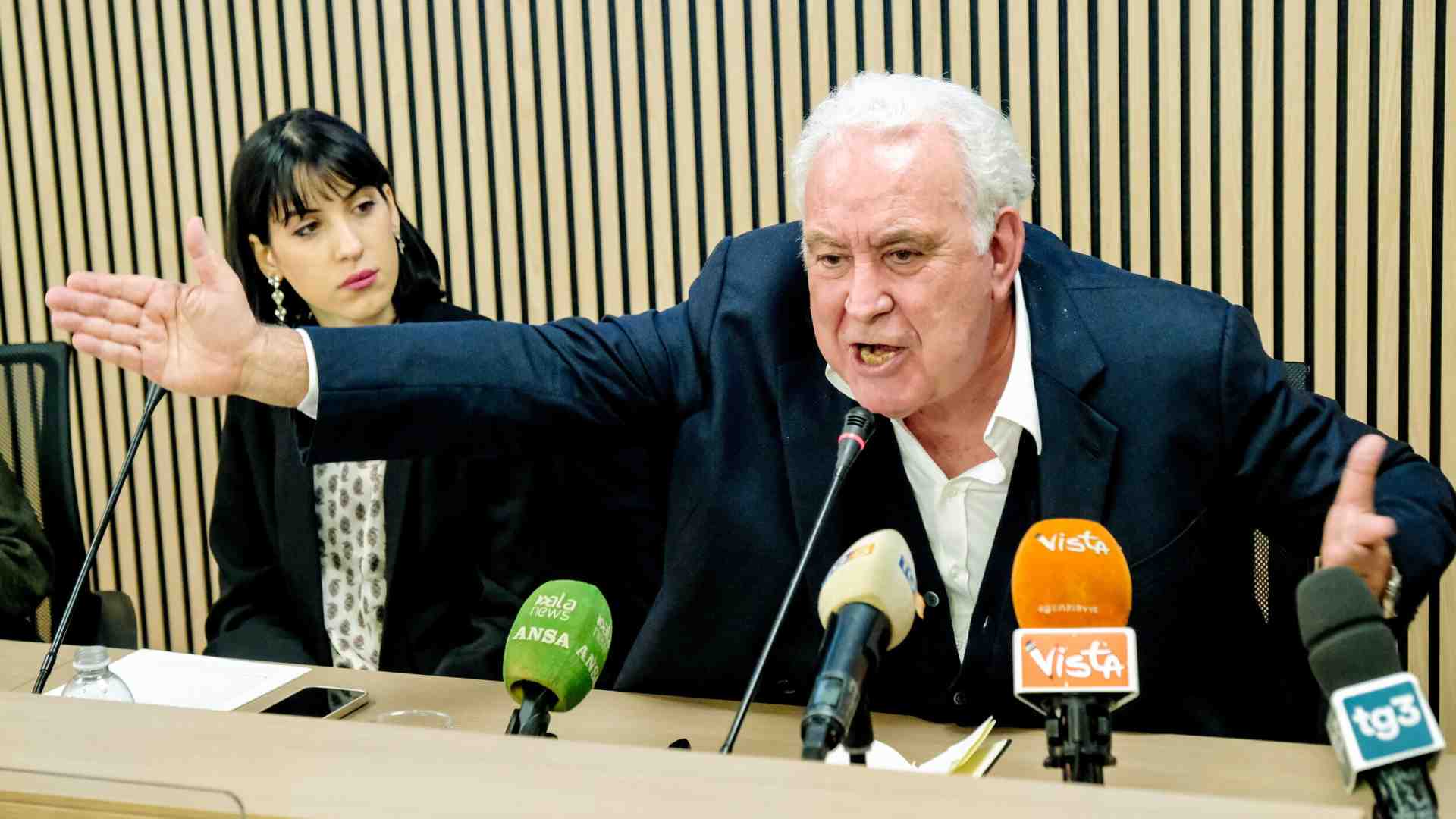 Santoro presenta la sua lista pacifista per le europee: " Pescheremo dal non voto"