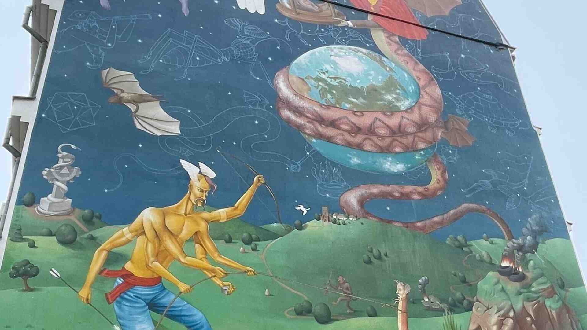 Un murales a Kyiv racconta la propaganda russa, che ora punta sul “tradimento” degli alleati ucraini