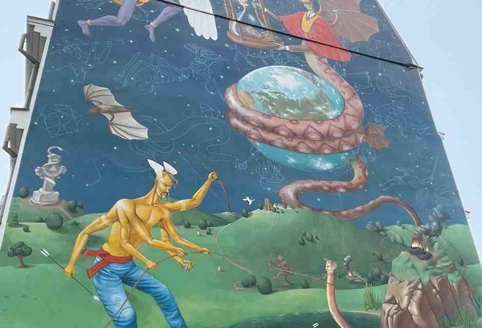 Un murales a Kyiv racconta la propaganda russa, che ora punta sul “tradimento” degli alleati ucraini