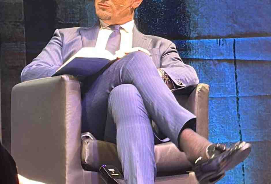 Il messaggi di Giambruno: "Giorgia è fantastica". E Striscia lo bracca ancora