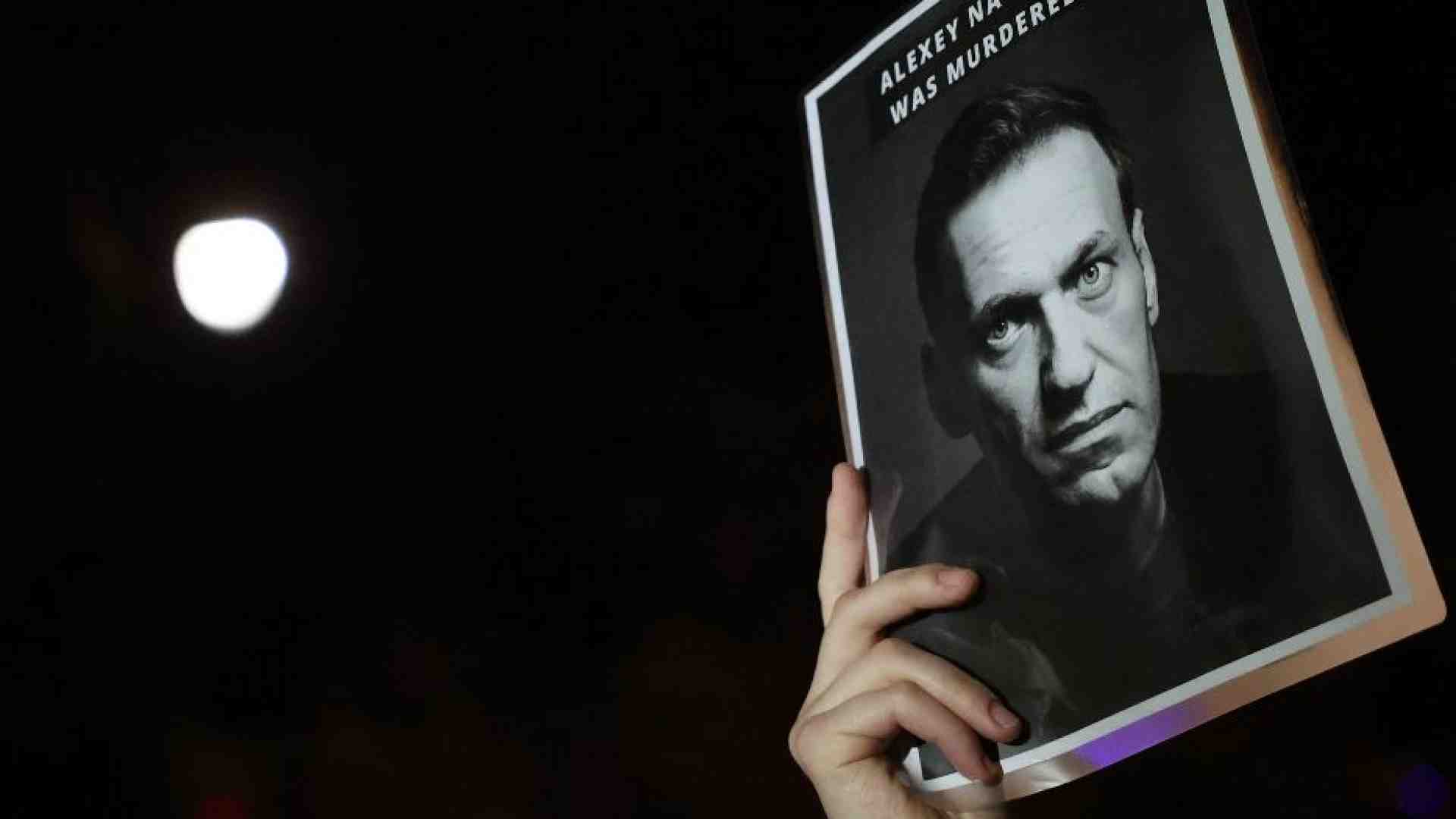 Navalny muore nella prigione di ghiaccio. Biden: «Putin colpevole»