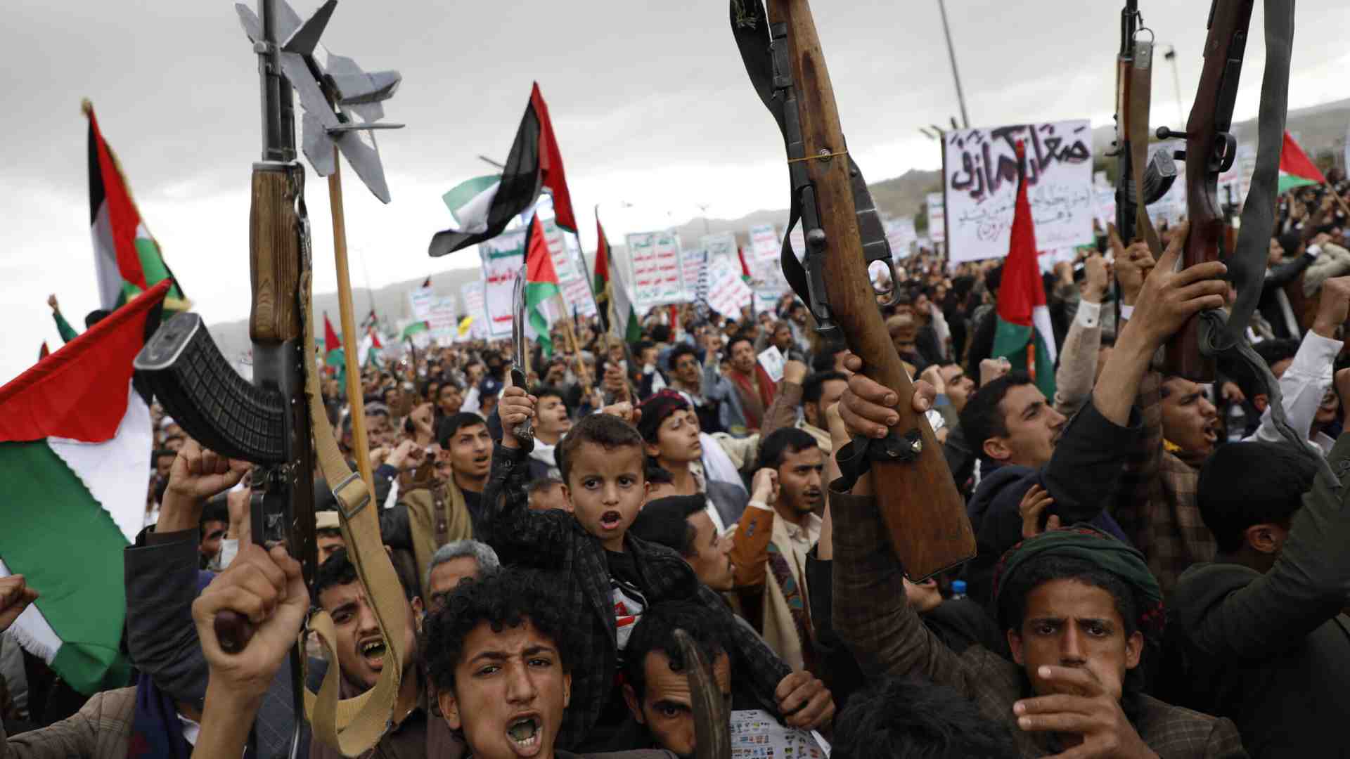 Gli attacchi degli houthi sono diminuiti, ma i danni commerciali nel Mar Rosso restano