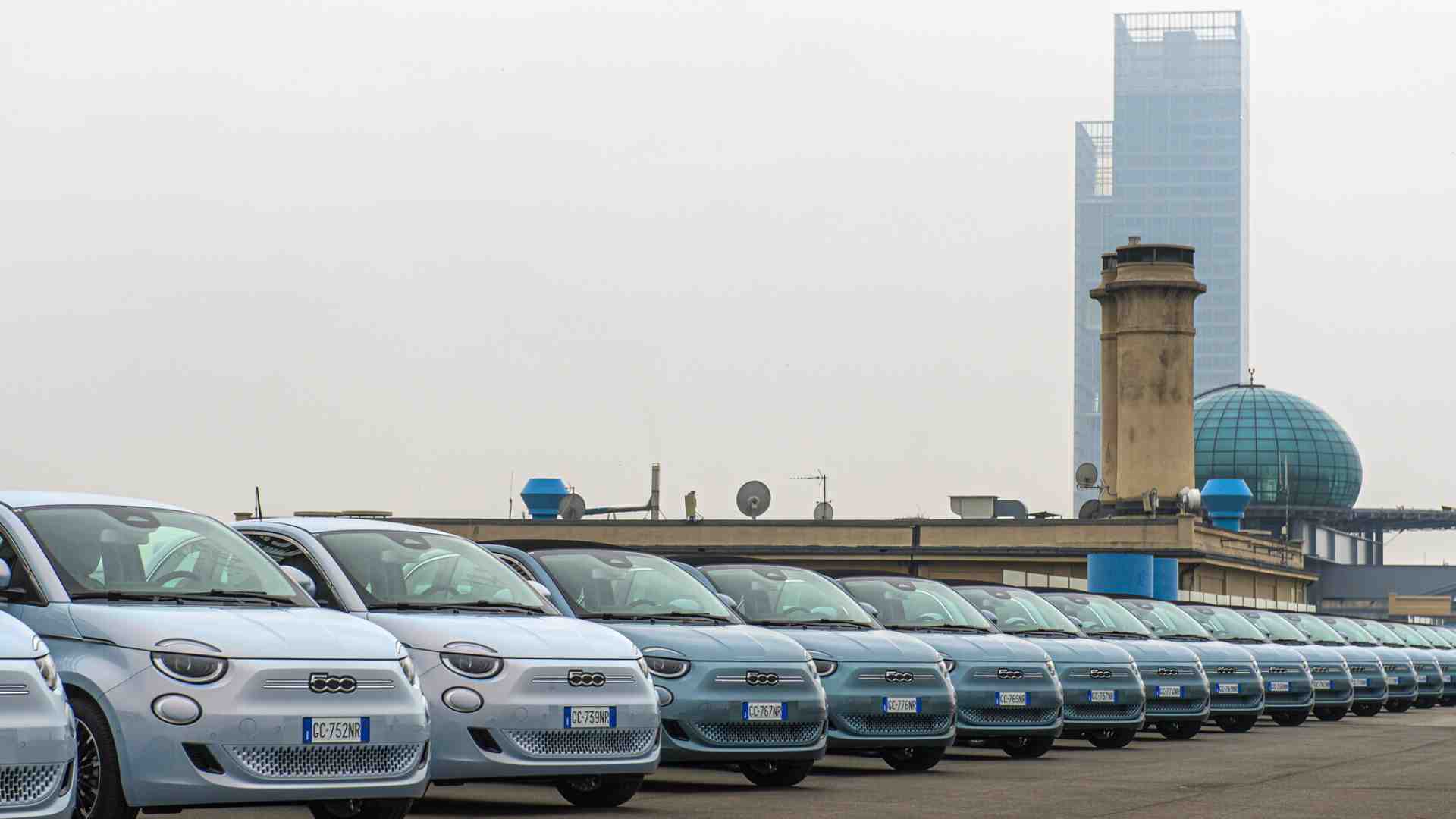 In Italia si vendono più Tesla che 500 elettriche: gli incentivi non c'entrano