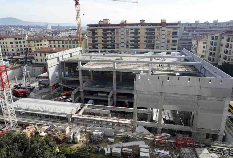 Il dramma dei morti sotto i ponteggi di Esselunga ci dice molto sul gran paradosso dei controlli in Italia