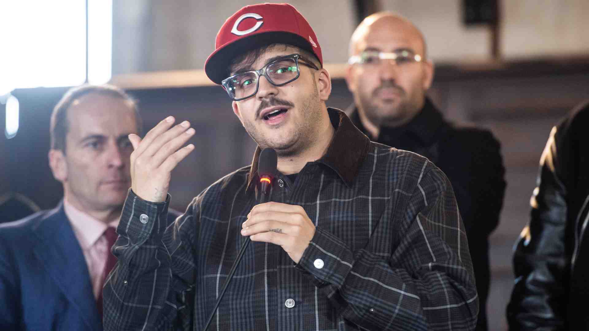 Il pendolo di Geolier. L’oscillazione del rapper fra gli intellettuali partenopei