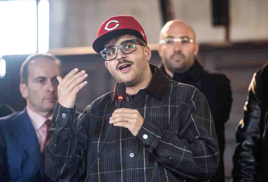 Il pendolo di Geolier. L’oscillazione del rapper fra gli intellettuali partenopei