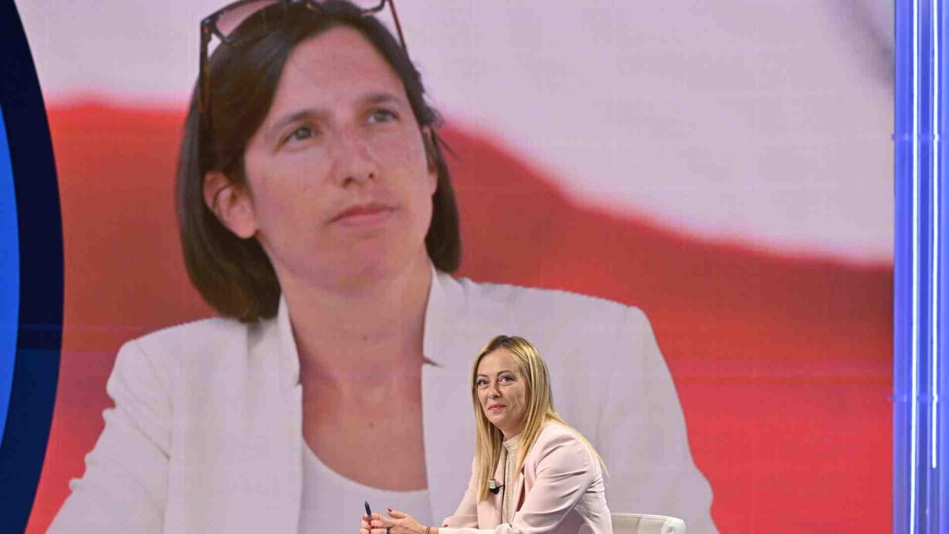 Giù Lega e M5S, crescono i consensi di Schlein e Meloni. Il sondaggio