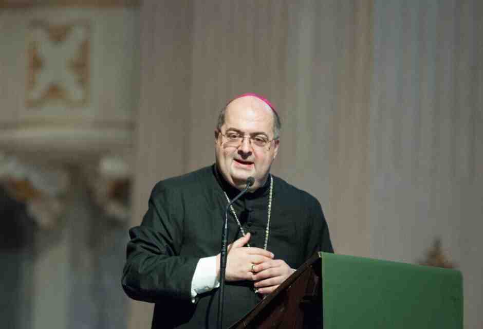 Vuoi far politica? Fuori dalle chiese. Il vescovo di Reggio Emilia manda in tilt il cattolicesimo politicante