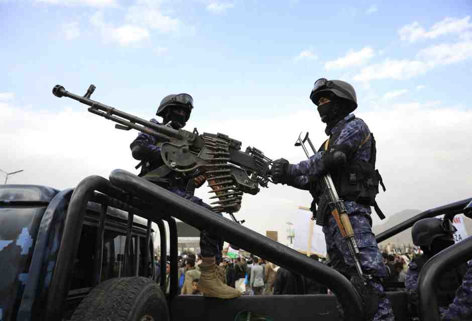 L’equipaggio della Rubymar costretta a lasciare la nave dopo un attacco houthi