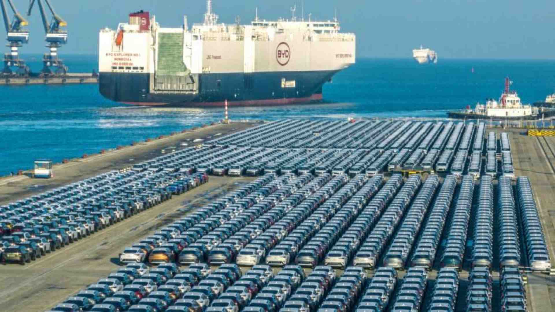 Arriva la prima supernave carica di auto elettriche cinesi