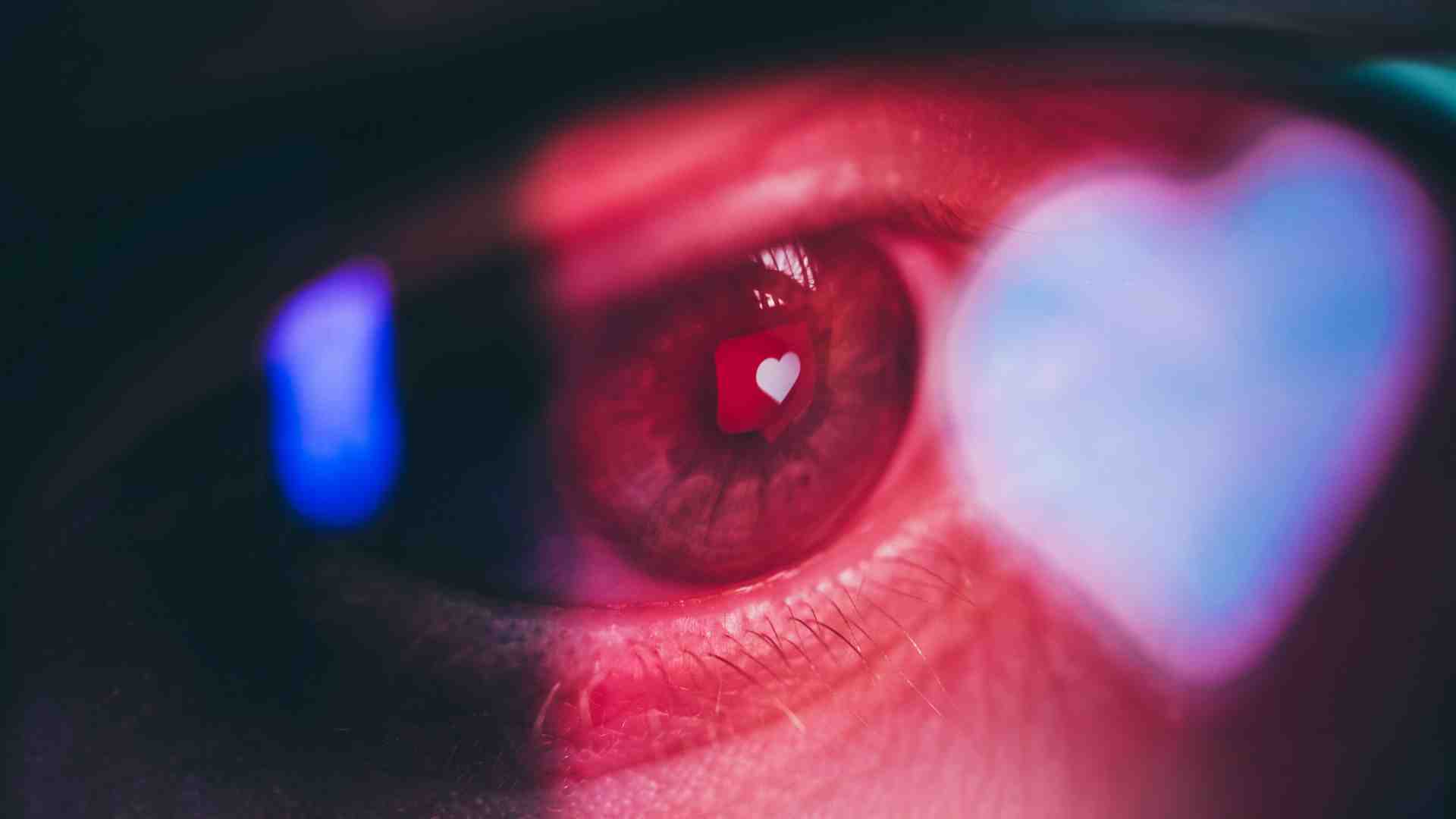 I social grondano davvero del "sangue" dei ragazzi? Le colpe che gli adulti nascondono