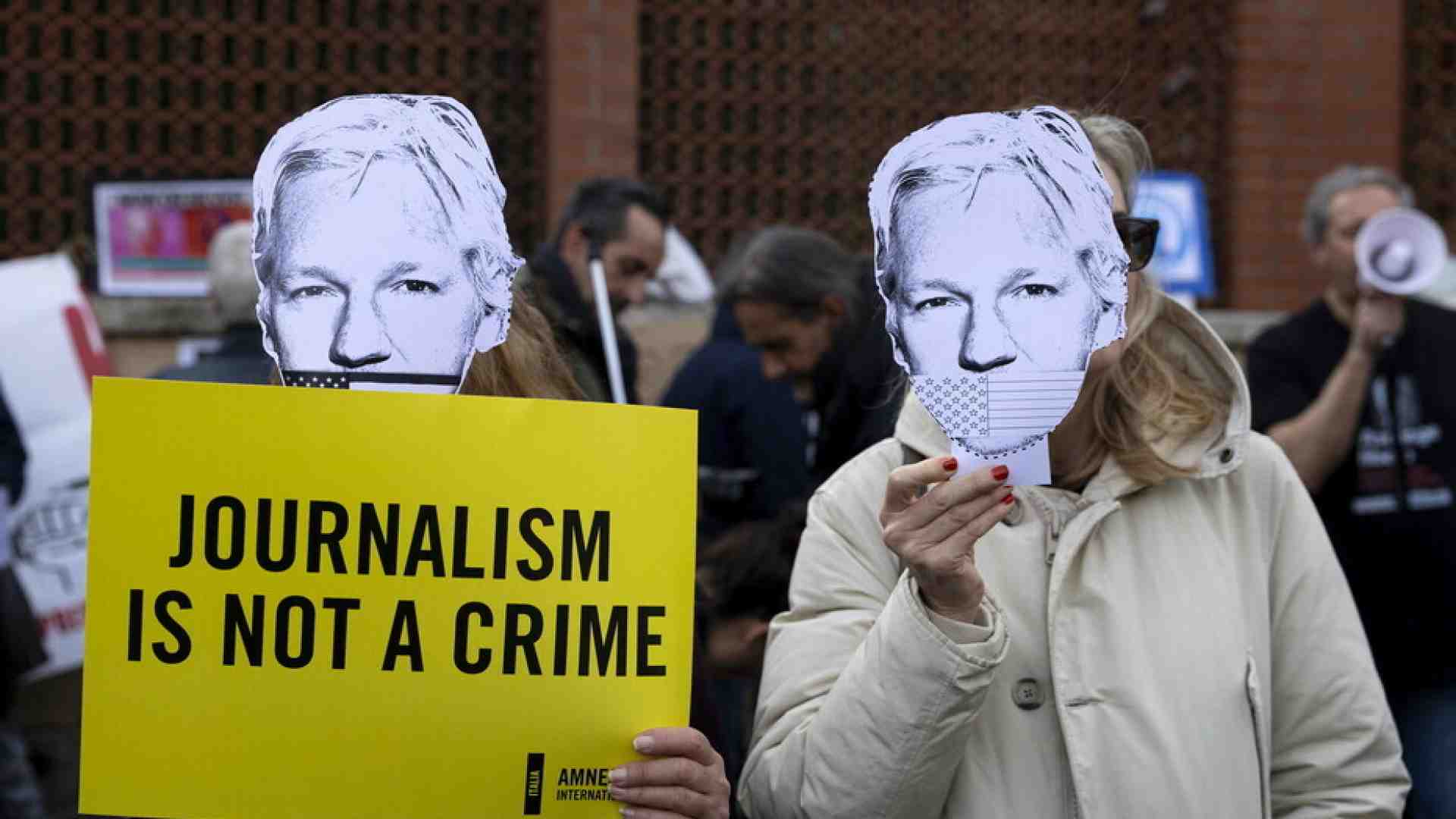 L'abuso che si fa del nome di Assange per rimpicciolire quello di Navalny