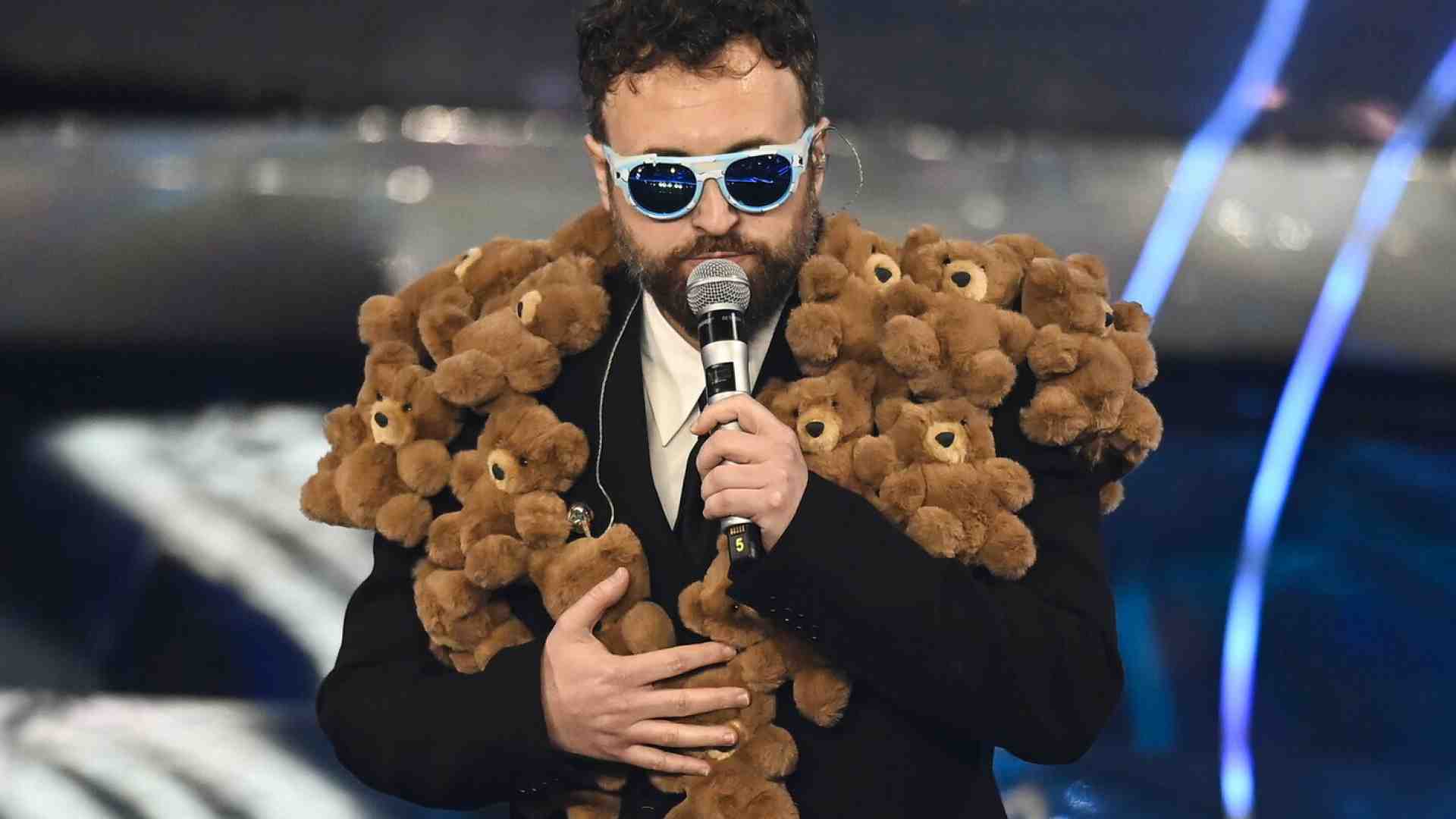 Un lamento dietro l’eterna barzelletta. Smascherare Dargen D’Amico