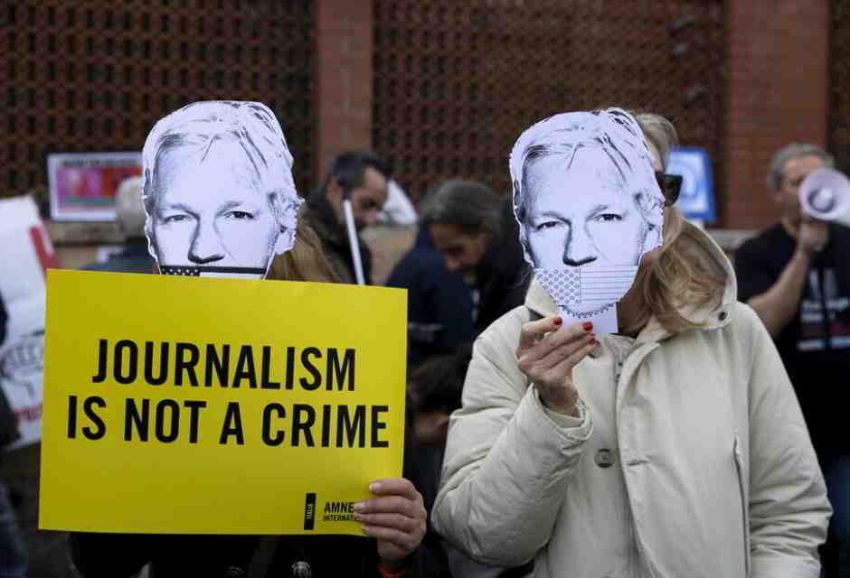 L'abuso che si fa del nome di Assange per rimpicciolire quello di Navalny