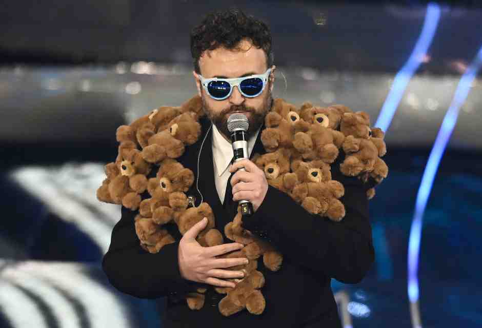 Un lamento dietro l’eterna barzelletta. Smascherare Dargen D’Amico