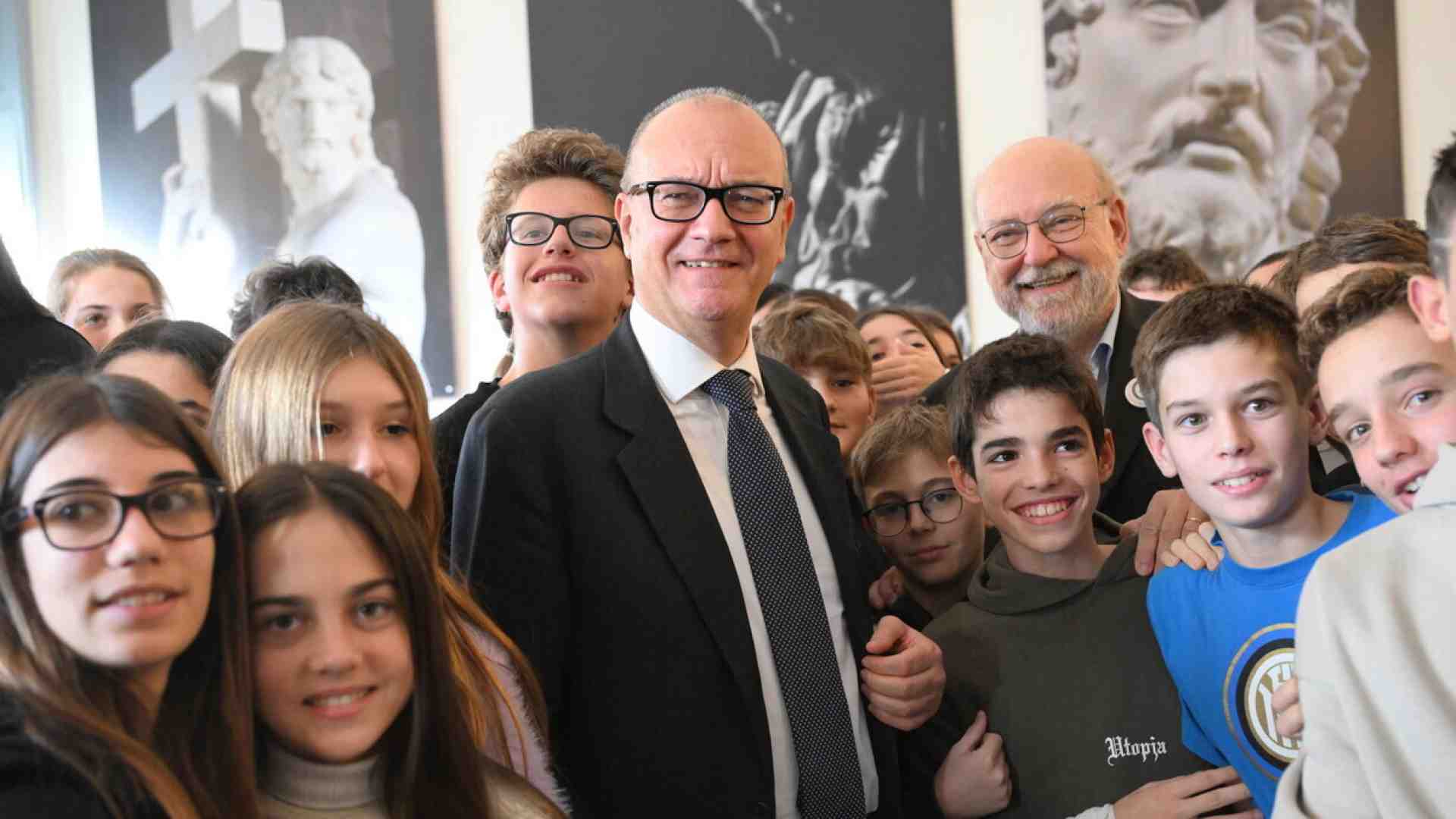 Una stretta sui telefonini a scuola. Il piano di Valditara