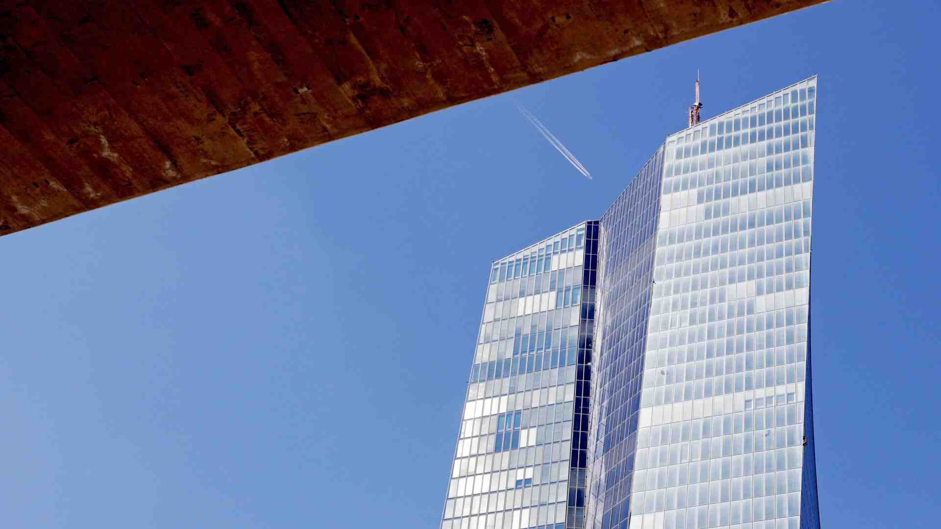 La lotta all'inflazione manda in rosso anche i conti della Bce