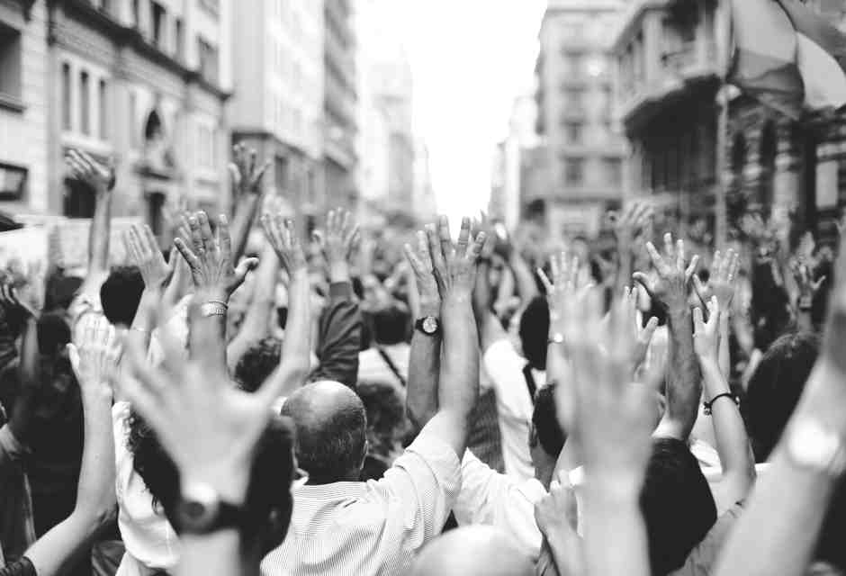 La democrazia arretra in tutto il mondo, ed è in crisi anche in Occidente