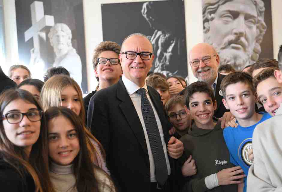 Una stretta sui telefonini a scuola. Il piano di Valditara