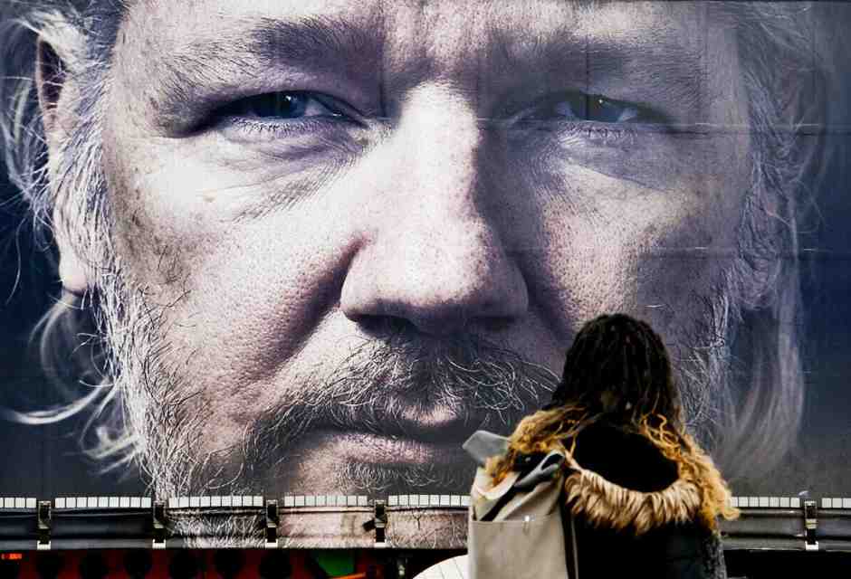 L'equivoco di Laura Morante nel confronto tra Assange e Navalny