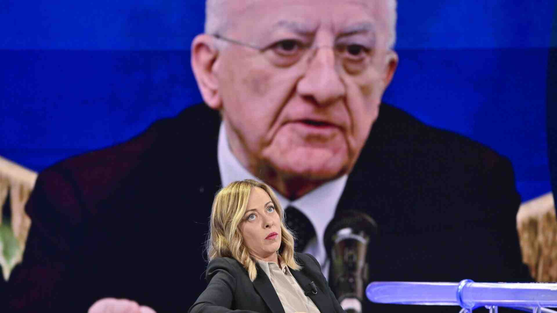 Meloni contro De Luca: "In Campania fondi usati per la festa del fagiolo e della patata. Non sono priorità"