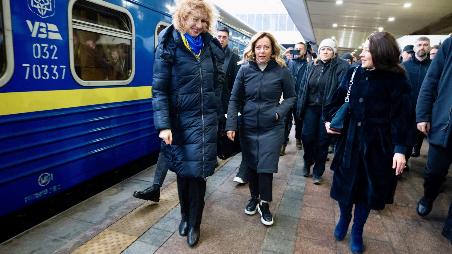 Meloni presiede il G7 da Kiev, ma pesa l'assenza di Macron