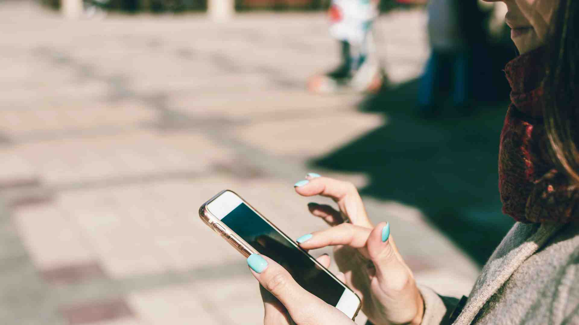 Come la sindrome da deficit di attenzione da troppi social sta cambiano le nostre relazioni